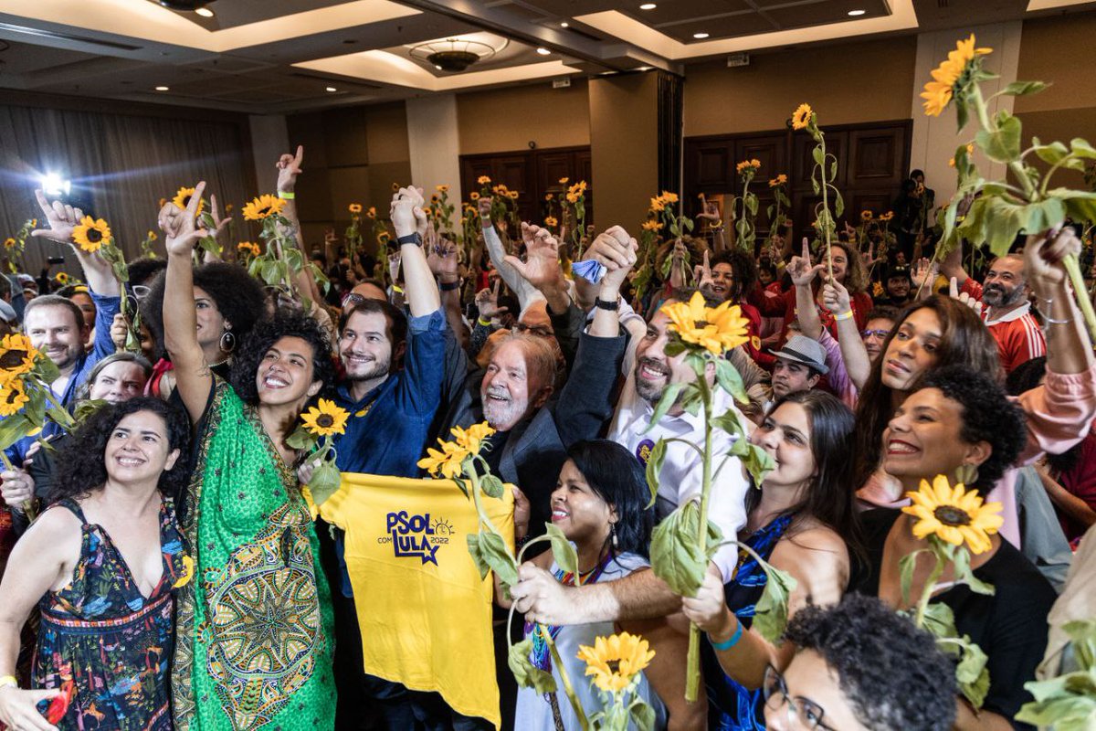 PsolCarioca50's tweet photo. Esse #TBT é pra mostrar nosso orgulho de estar do lado certo da história, com nossa diversidade e defendendo nosso programa! Tivemos vitórias importantes em 2022, aumentando nossas bancadas e elegendo Lula. Agora é enterrar de vez o fascismo em 2023!

#TBT #PSOLcomLula https://t.co/MSCNinJZxQ