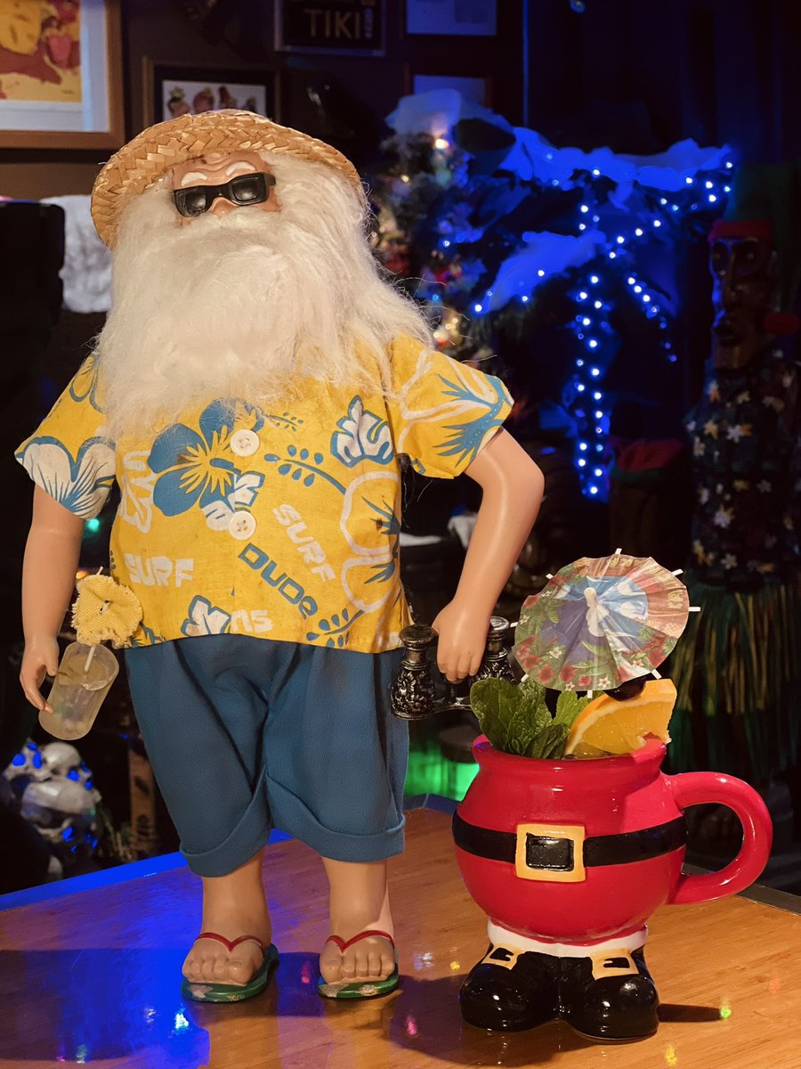 Catch Santa with his pants down this weekend. 
Ponche Pants! This is a Ponche Navideño inspired Rum punch. <a href="/paranubes/">Paranubes Rum</a> Aguardiente de Caña from Oaxaca, @pajarote_bebidas tamarind, pomegranate, hibiscus, cinnamon, and citrus! 

#ponchepants #rumpunch #leilowhtx #santainparadise