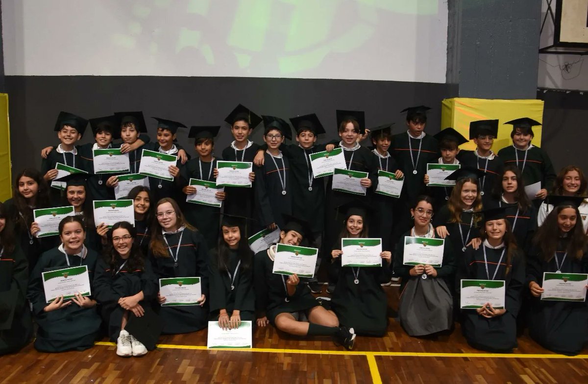 CAbuchalja's tweet photo. Cierre formal de cursos de 5to. y 6to. de primaria de @Inst_EDUSchool. Felicitaciones a todos 🎓🎓🎓 https://t.co/VVFAj9pt8j