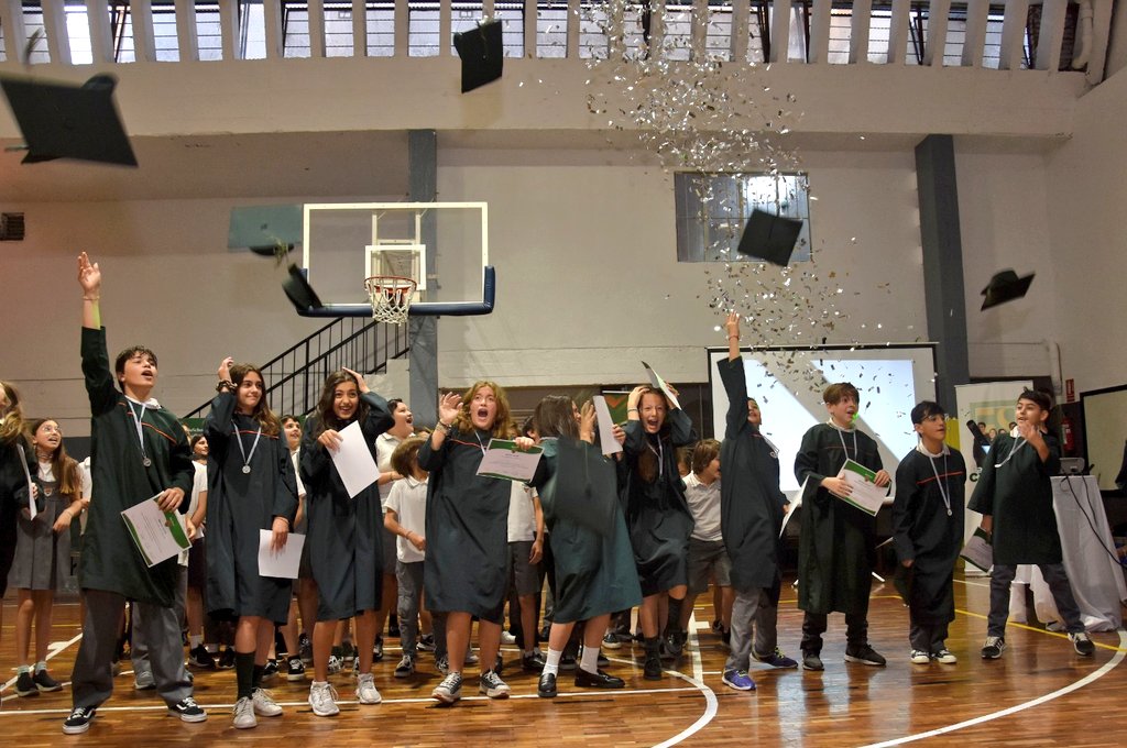 CAbuchalja's tweet photo. Cierre formal de cursos de 5to. y 6to. de primaria de @Inst_EDUSchool. Felicitaciones a todos 🎓🎓🎓 https://t.co/VVFAj9pt8j
