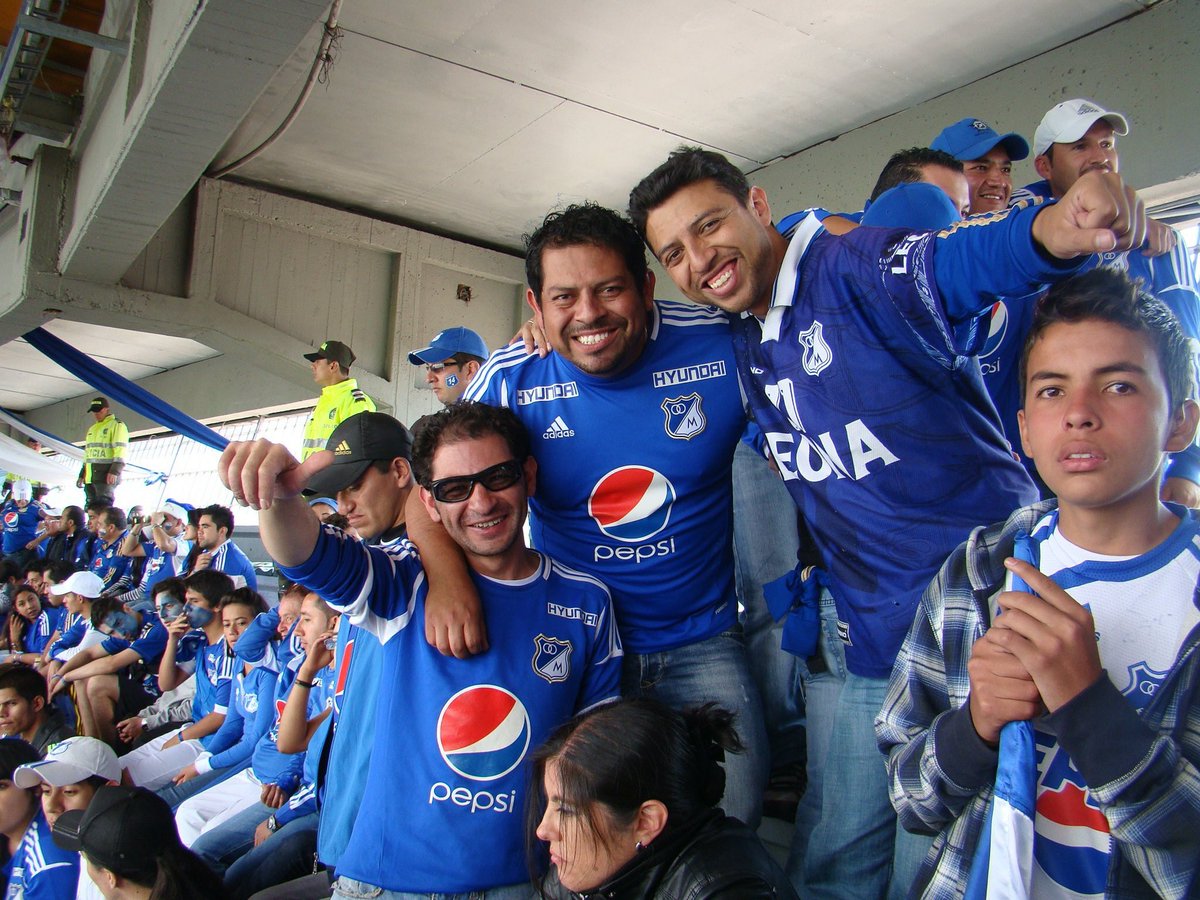 alejoquema's tweet photo. @LaHuesitos_ 34 años, en la gloriosa #BlueRain, mis grandes hermanos #losquecano, la gran familia que se elige @Antigua13_1992. Desde 1993 visítando asiduamente el templo de la 57, llegó nuestra alegria . Nos la merecíamos. Por fin se grito CAMPEÓN!!! , #Nacidosparasercampeones. https://t.co/CZrRpQYsAN
