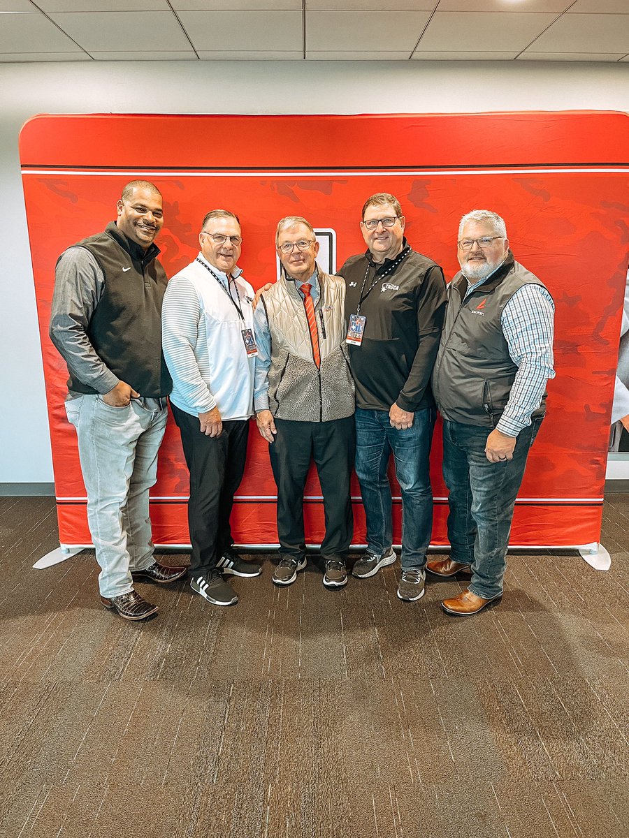 THSCAcoaches's tweet photo. Thrilled to announce the commitment of @bsnsports as a Cornerstone Sponsor of the @thscacoaches! A partnership built on a shared mission of helping coaches help kids, by providing expanded resources &amp; outstanding customer service to all our TX coaches! #TheHeartOfTheGame https://t.co/xvVkQGqucV