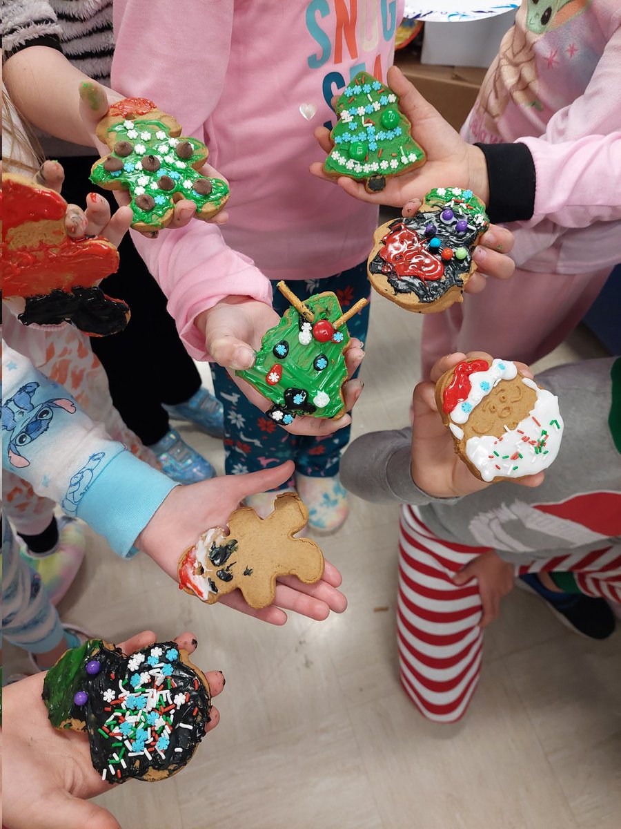 M_Ra016's tweet photo. My kiddos had a great last day!🎄hot chocolate, Polar Express snack pouches and cookie decorating😍 @LancasterAztecs @nlsierra1 https://t.co/m8JG3QP3CI