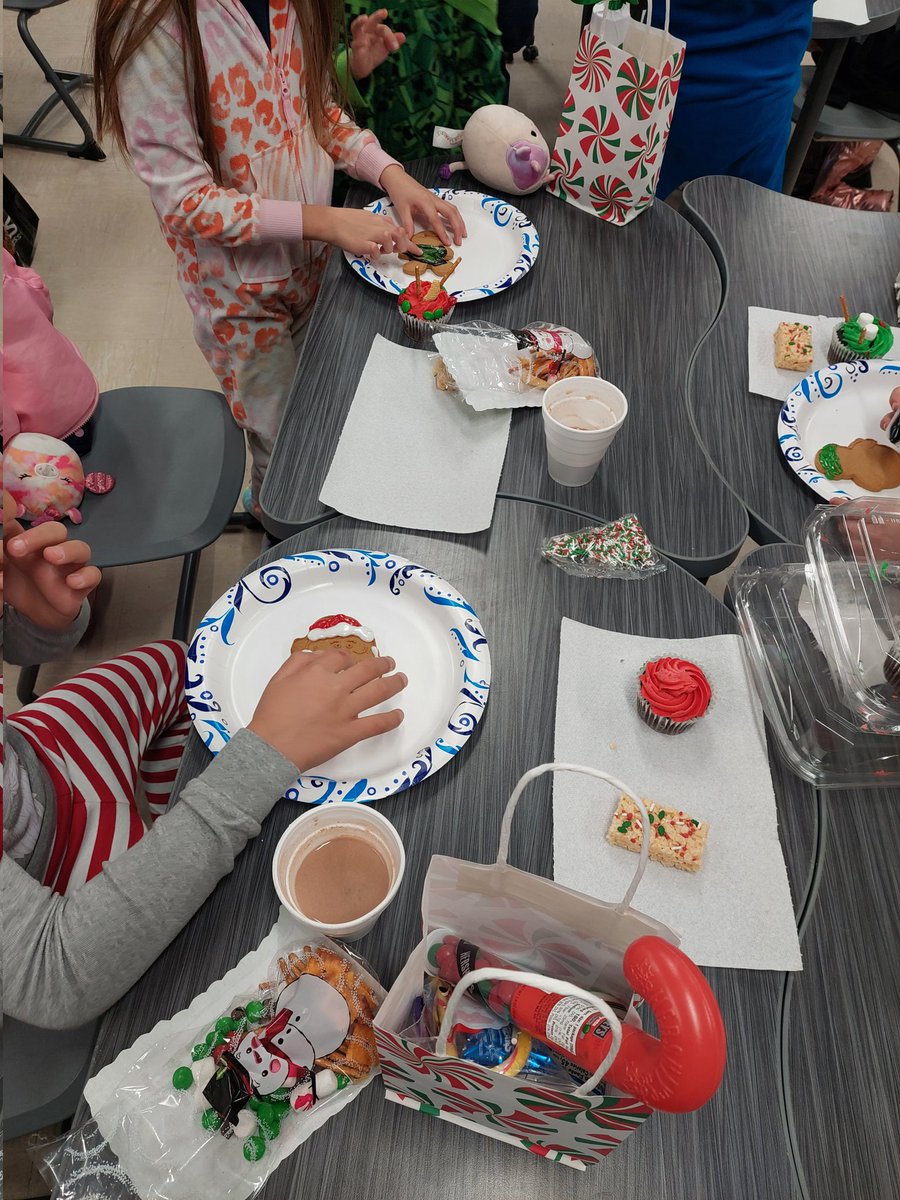 M_Ra016's tweet photo. My kiddos had a great last day!🎄hot chocolate, Polar Express snack pouches and cookie decorating😍 @LancasterAztecs @nlsierra1 https://t.co/m8JG3QP3CI