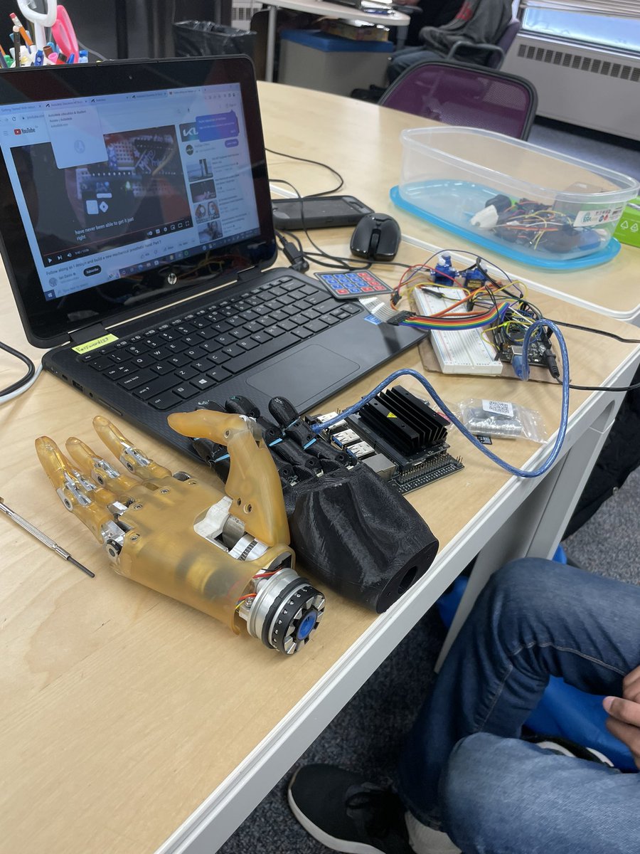 jkeys82's tweet photo. Got to spend the day with a brilliant grade 8 student from @MNSStars beginning to design an AI controlled robotic hand with some inspiration from the @UNB_IBME prosthetic hand. @brilliant_labs @ASD_South https://t.co/GkBLdIQIY9