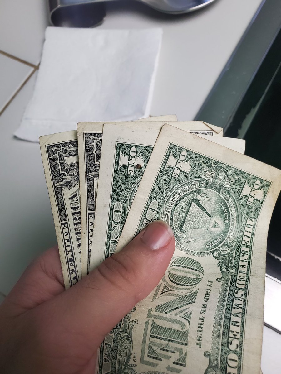 DavQueue's tweet photo. Won a bet. 4 dolla. Huge cash https://t.co/ZSgCrY9pVJ