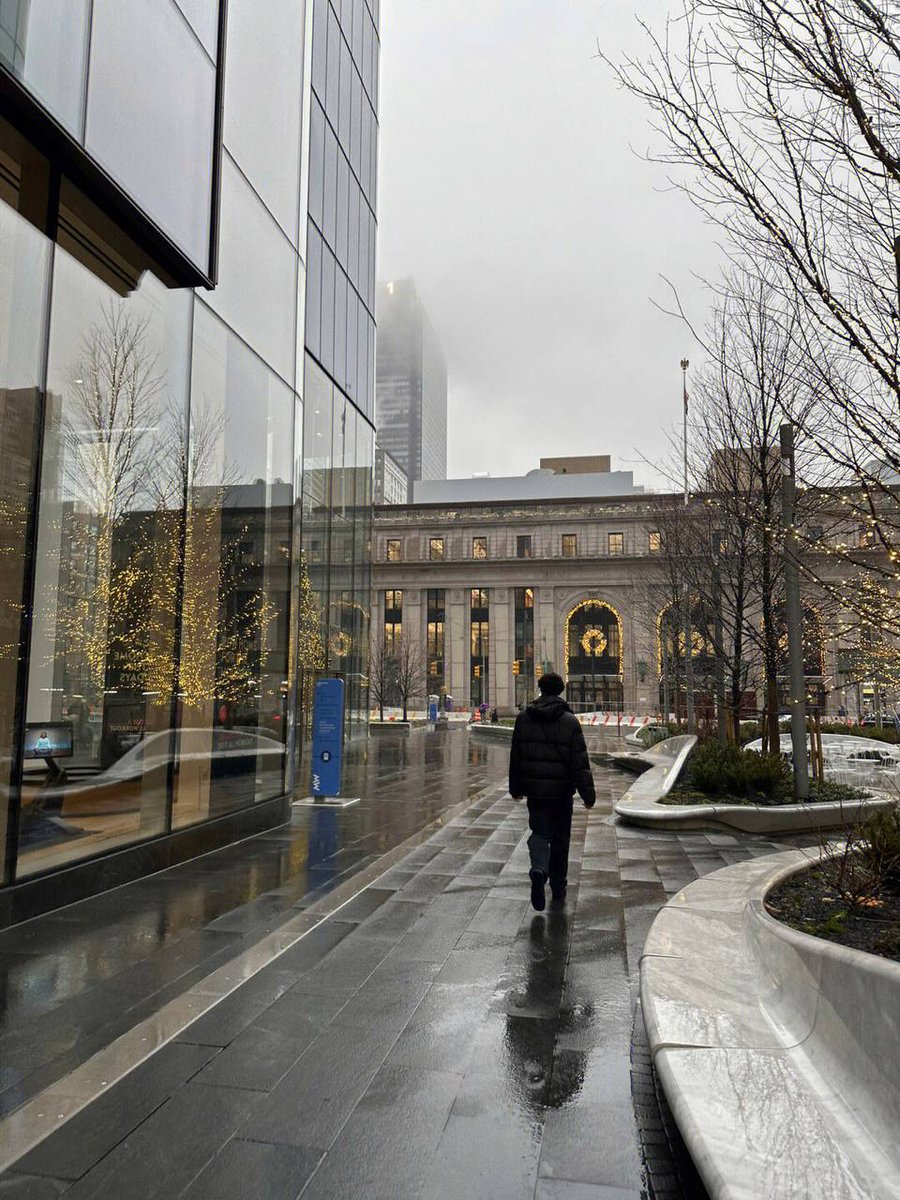 shadyra09's tweet photo. The weather in New York is fickle and it's another rainy day🤔 https://t.co/8eNYznaJQj