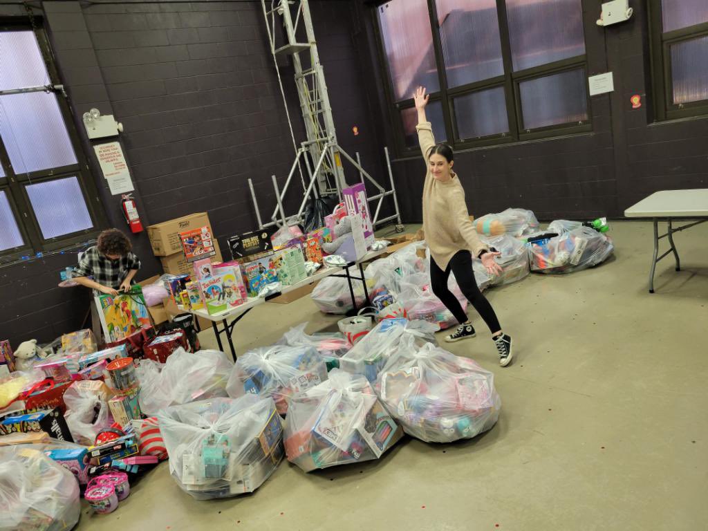 vbgcq's tweet photo. We couldn’t be more grateful to all our toy donors this year! You’re putting huge smiles on all the kids faces 😍 thank you to @9hugsO @precogsecurity @aleksandar303 @AstoriaYP &amp; NYLife Manhattan https://t.co/LTy4Zz5GGH