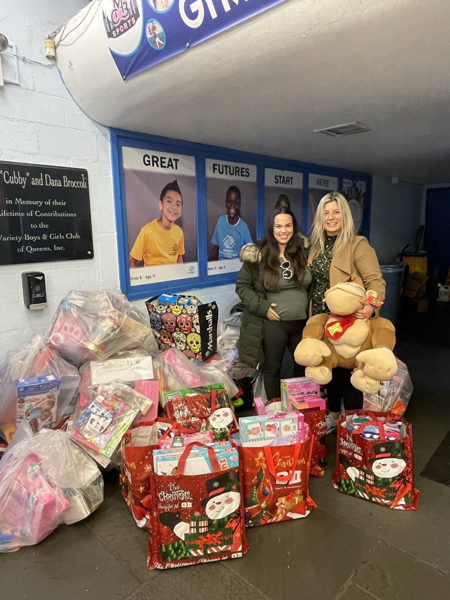 vbgcq's tweet photo. We couldn’t be more grateful to all our toy donors this year! You’re putting huge smiles on all the kids faces 😍 thank you to @9hugsO @precogsecurity @aleksandar303 @AstoriaYP &amp; NYLife Manhattan https://t.co/LTy4Zz5GGH