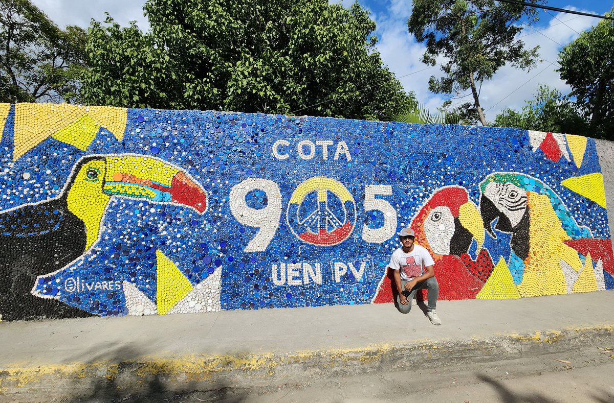 Olivarescfc's tweet photo. ¡Es una inmensa alegría presentarles terminado el mural de la COTA 905!

Lo hicimos en apenas 3 días, junto al equipo de la ONG @esotroenfoque y miembros de la comunidad. Ha sido increíble ver a la gente tomarse fotos, disfrutar de este espacio de una forma que nunca imaginamos. https://t.co/DPeapmCHCr