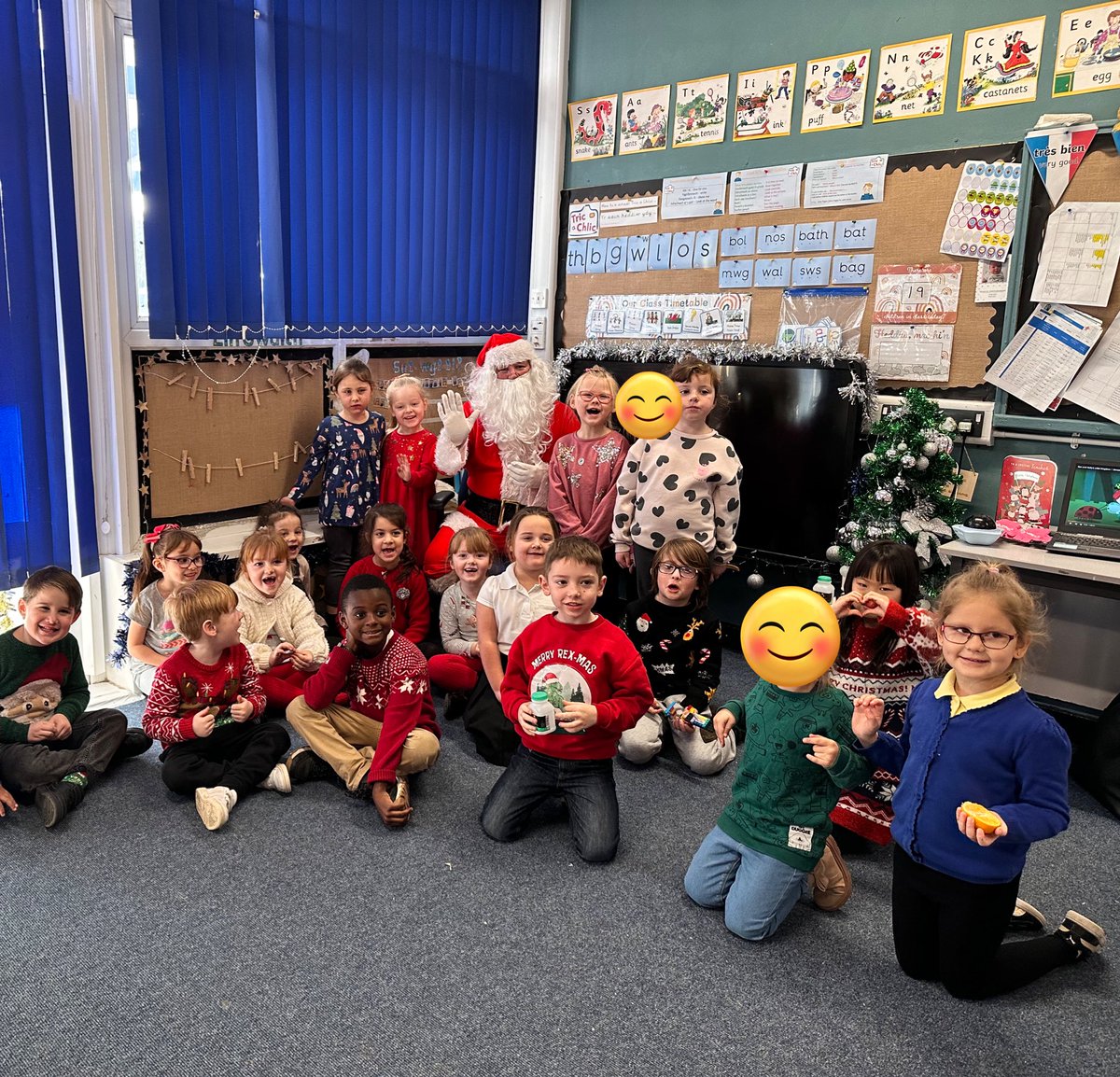 portmeadp's tweet photo. Year 1 loved their special visitor today! Diolch Santa for our lovely gift #pmdpy1 #pmdpthanks 🎅🏼🎄🎁❤️ https://t.co/RIO9mRVsQx