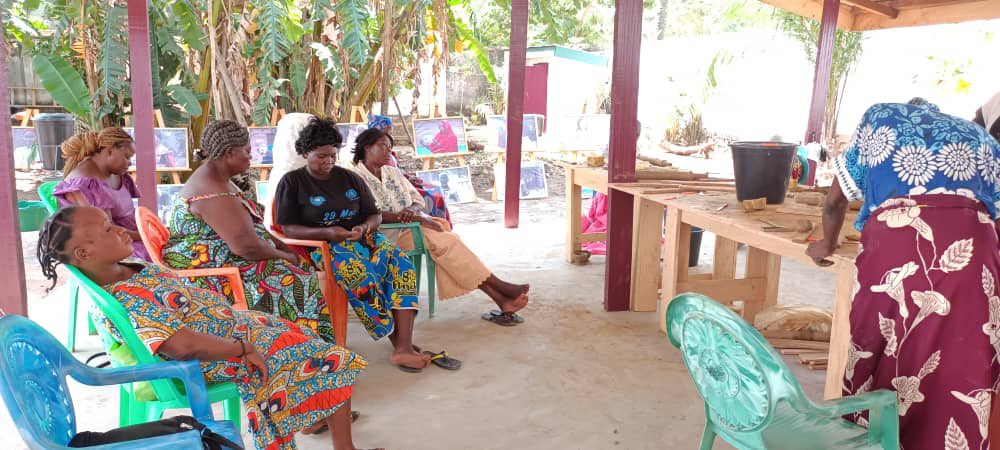 Les survivantes sélectionnées pour le projet RCA: Fragilité et Résilience, mis en œuvre avec le soutien financier de <a href="/EmbassyBangui/">U.S. Embassy Bangui</a>,conçoivent une œuvre,pour commémorer les événements du 5/12/13, date sombre où elles ont dû se réfugier près de l’aéroport de Bangui de 2013 à 2017