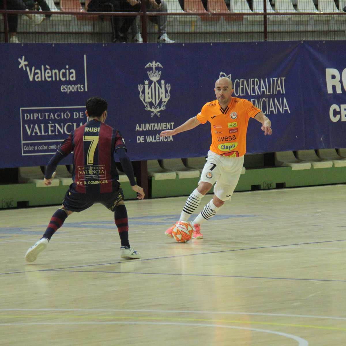 RiberaNavarraFS's tweet photo. FINAL || 2-6

Espectacular triunfo de nuestro equipo, que ha remontado para llevarse tres puntazos de su visita a Levante con un gran @terryprestjord, autor de cuatro goles.

#VamosMiRibera🧡🖤 https://t.co/tIJc6NueQw