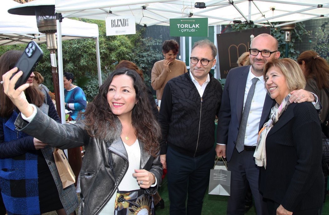 Fransız Kültür Merkezi İzmir’de Yeni yıl coşkusu 🇫🇷🎄 Fransa’nın İstanbul Başkonsolosu Sayın Olivier Gauvin, Sevgili Zeliha Toprak ve İzmir Fransız Kültür Merkez Müdürü Jose Maria Queiros hem alışveriş yaptılar hem de eğlenceli anlar yaşandı. 
<a href="/Gauvinolivier/">Olivier GAUVIN</a> 
<a href="/zelihatoprakk/">Zeliha Toprak</a>