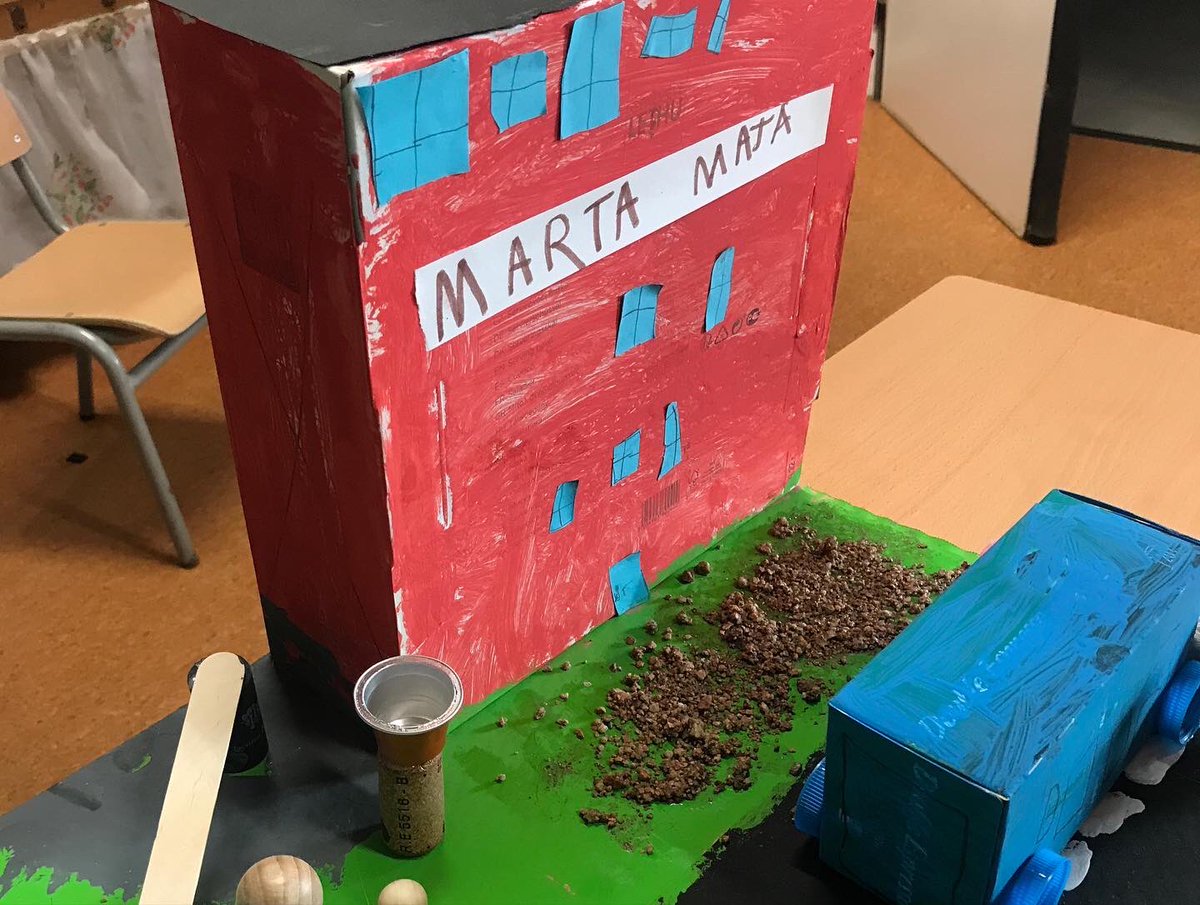 ie_martamata's tweet photo. Els infants de l’aula Taller i els de Fer i desfer de la #comunitatdepetits han fet una exposició per ensenyar a les seves famílies els treballs realitzats sobre Miró i els carrers de Torelló. #juntesfemescola #InfIEMM https://t.co/9v1hpWHK0v