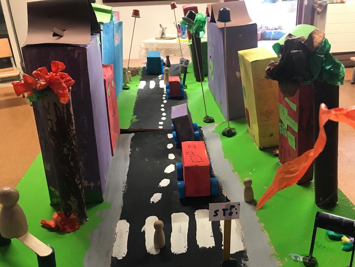 ie_martamata's tweet photo. Els infants de l’aula Taller i els de Fer i desfer de la #comunitatdepetits han fet una exposició per ensenyar a les seves famílies els treballs realitzats sobre Miró i els carrers de Torelló. #juntesfemescola #InfIEMM https://t.co/9v1hpWHK0v