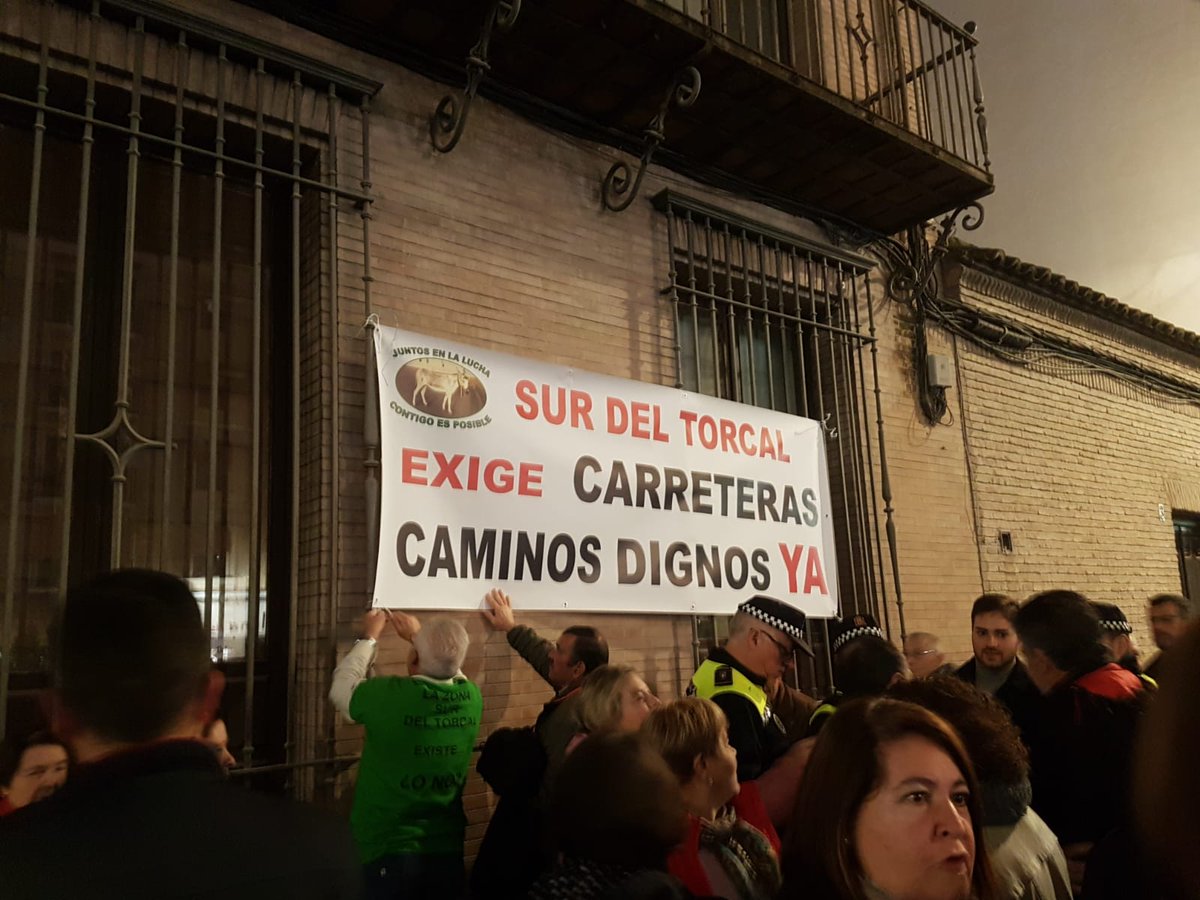 _kikocalderon_'s tweet photo. Todo mi apoyo a los vecinos/as del Sur del Torcal que una vez más defienden pacíficamente su derecho a tener unas vías de comunicación acordes al siglo XXI para una vida más próspera y digna. Algunos deberían aprender y tener más talante democrático antes de mandar a la policía. https://t.co/kEGDTpiZvf
