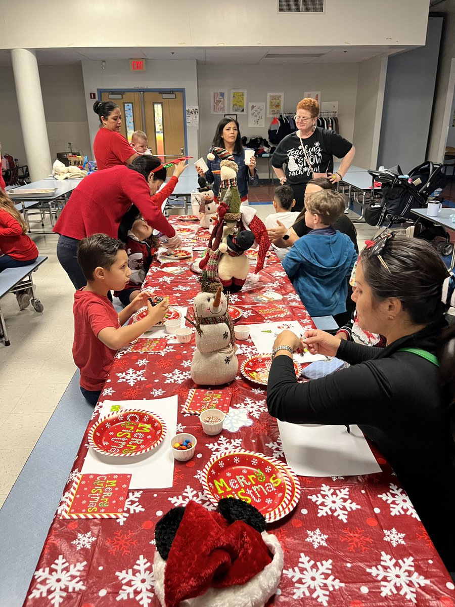 APalelis's tweet photo. I love celebrating the holidays with my schools! Thank you to @EvergladesElem for a beautiful breakfast and gift exchange for students, staff and families!🎄❄️☃️ #behaviorcrew @ESEbroward @acostacastro10 https://t.co/6GmvY99wxS
