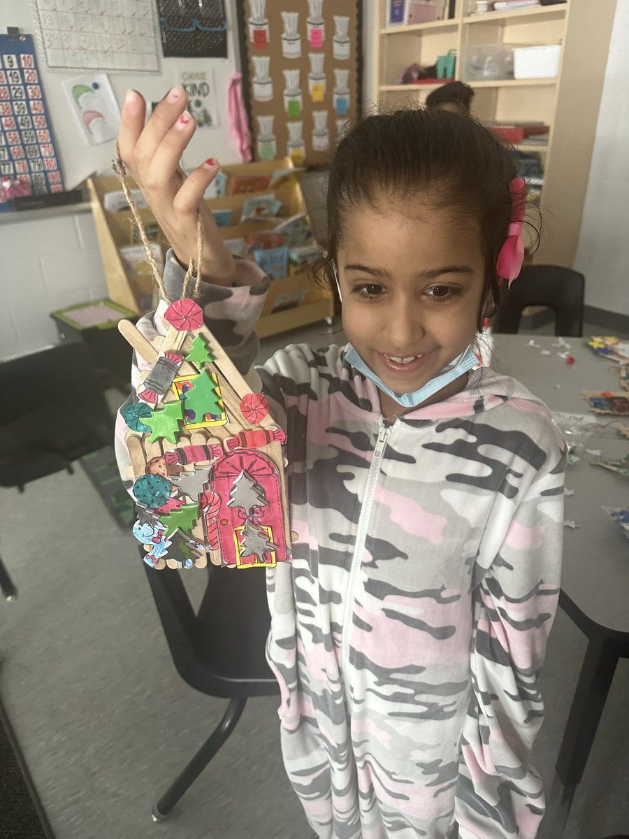 msalyssaleroy's tweet photo. 1B enjoyed our creation stations, they constructed some very fancy gingerbread houses made out of popsicle sticks and had fun painting their winter scenes (a two day process)! https://t.co/52fHWhdRUw