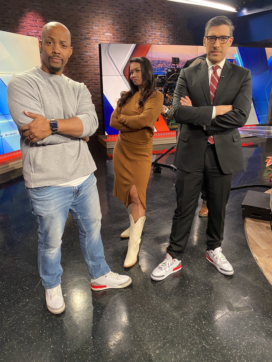 RaoulMartinezTV's tweet photo. A twist on #SneakerFriday today. @Iamdjjflex & I rock the #FireRed3s π₯π΄
@KrisFox5SD with the...cowboy boots?π€·π»ββοΈπ’π€
#SneakerAnchor #KOTD #Sneakers #Sneakerhead @nicekicks @ShopOverload @SneakerNews #SanDiego https://t.co/jvfwURVHhW