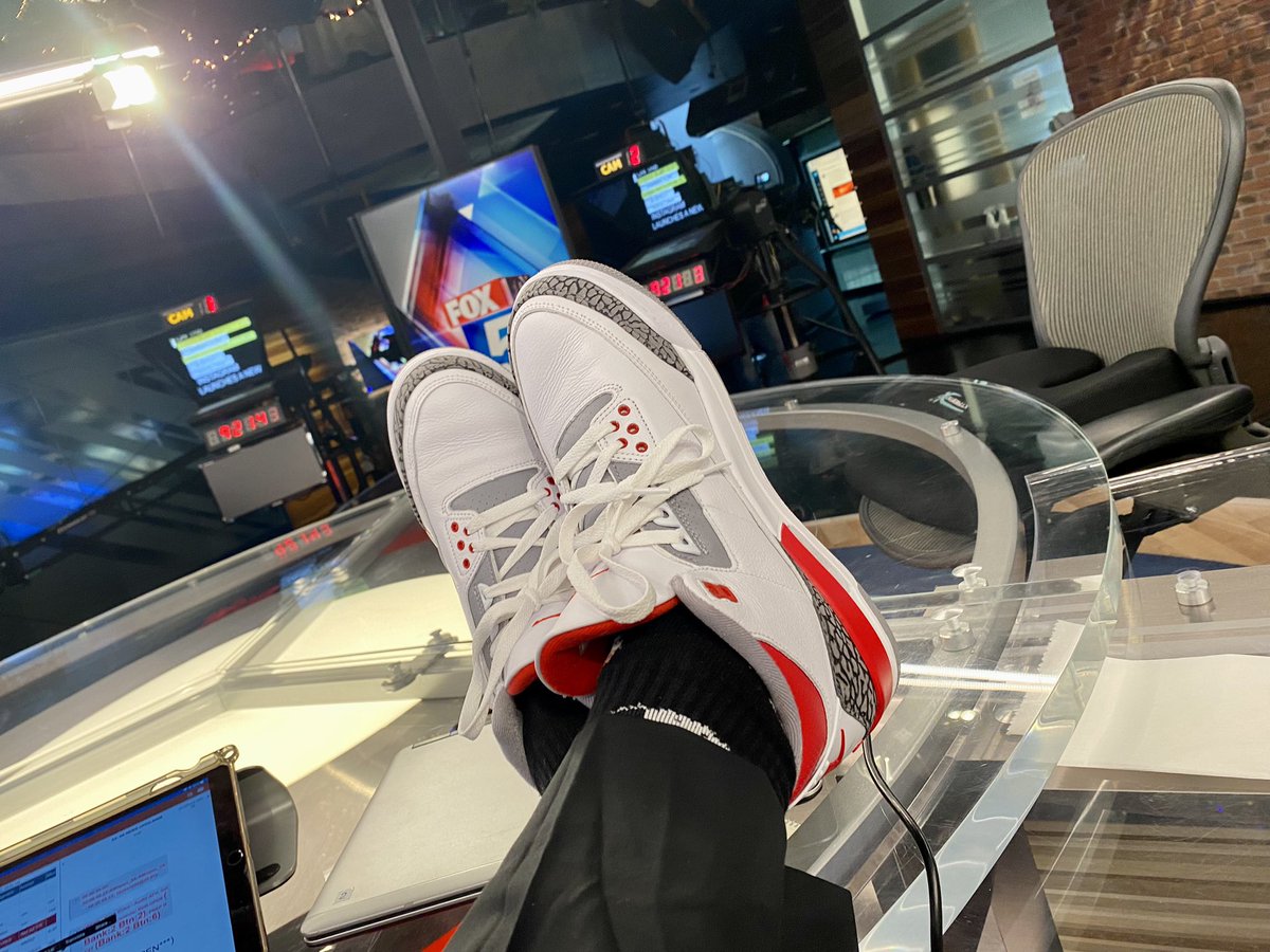 RaoulMartinezTV's tweet photo. A twist on #SneakerFriday today. @Iamdjjflex & I rock the #FireRed3s π₯π΄
@KrisFox5SD with the...cowboy boots?π€·π»ββοΈπ’π€
#SneakerAnchor #KOTD #Sneakers #Sneakerhead @nicekicks @ShopOverload @SneakerNews #SanDiego https://t.co/jvfwURVHhW