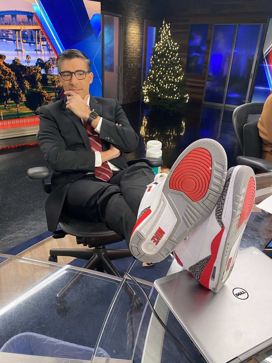 RaoulMartinezTV's tweet photo. A twist on #SneakerFriday today. @Iamdjjflex & I rock the #FireRed3s π₯π΄
@KrisFox5SD with the...cowboy boots?π€·π»ββοΈπ’π€
#SneakerAnchor #KOTD #Sneakers #Sneakerhead @nicekicks @ShopOverload @SneakerNews #SanDiego https://t.co/jvfwURVHhW