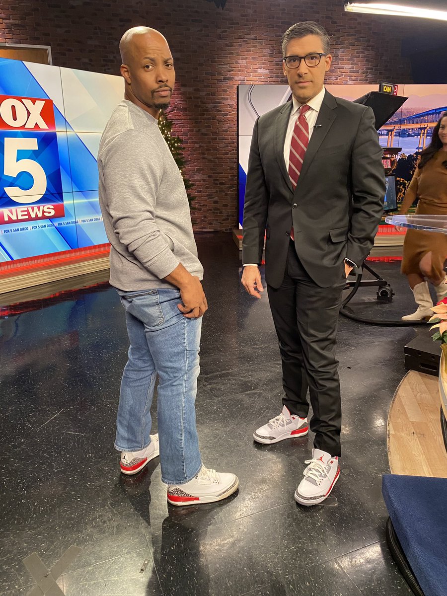 RaoulMartinezTV's tweet photo. A twist on #SneakerFriday today. @Iamdjjflex & I rock the #FireRed3s π₯π΄
@KrisFox5SD with the...cowboy boots?π€·π»ββοΈπ’π€
#SneakerAnchor #KOTD #Sneakers #Sneakerhead @nicekicks @ShopOverload @SneakerNews #SanDiego https://t.co/jvfwURVHhW