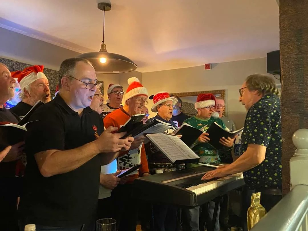 Phoenix_Choir's tweet photo. CHRISTMAS SINGING 

The choir provided some seasonal singing at our 'open rehearsal' in the Black Boy Inn, Killay on Wednesday evening! It was lovely to hear customers joining in the with traditional &amp; not so traditional Christmas music!

There was even time for a festive raffle! https://t.co/naSQtRu9g9