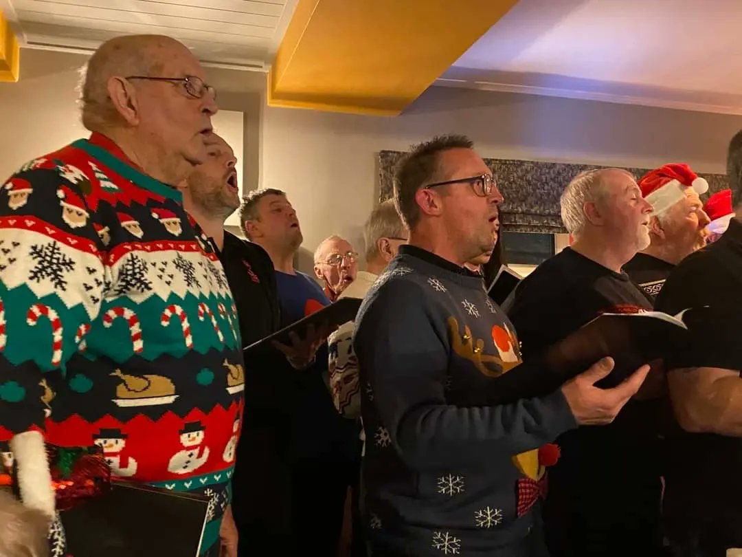 Phoenix_Choir's tweet photo. CHRISTMAS SINGING 

The choir provided some seasonal singing at our 'open rehearsal' in the Black Boy Inn, Killay on Wednesday evening! It was lovely to hear customers joining in the with traditional &amp; not so traditional Christmas music!

There was even time for a festive raffle! https://t.co/naSQtRu9g9