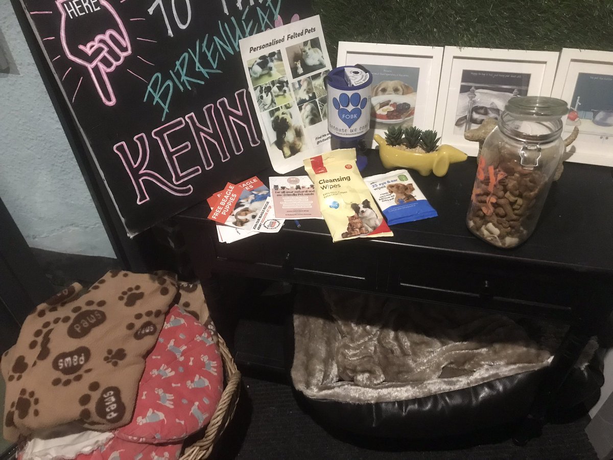 Check out this doggy corner in <a href="/scrapyard_bar/">The Scrapyard</a> ! I bet even my 🇺🇸 mates wanna come over to visit ? 🐾