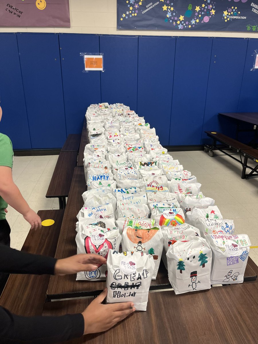 The season of giving! Buddy pairs packed &amp; decorated bags with Fill A Heart 4 Kids❄️ #112leads #wt112 <a href="/mrsknotek/">MrsK</a>