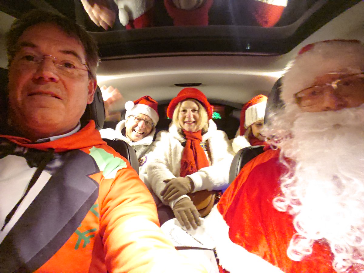 RushmoorRebel's tweet photo. "Baby, It's cold outside...!"
#Santa and the #snowmen warming up after braving minus 5 touring #Edenbrook, #Fleet this evening.
@FleetLions
https://t.co/orAhjcHuEV https://t.co/S19hOlpQIf