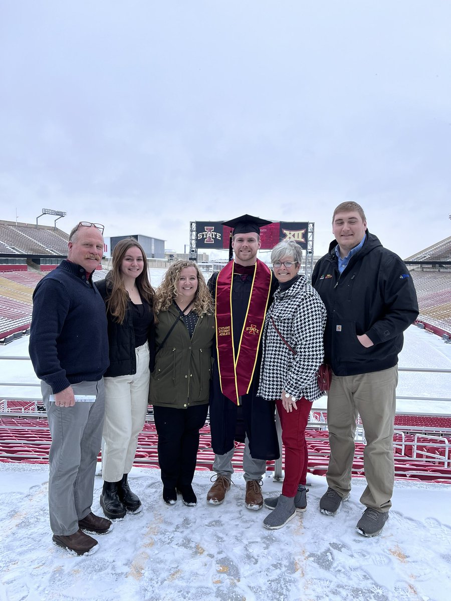 jbhlm's tweet photo. Cheers to @lehrthor and @RoryWalling! Congratulations to you both. You are your masters' of your future. https://t.co/EgYihWxaeO