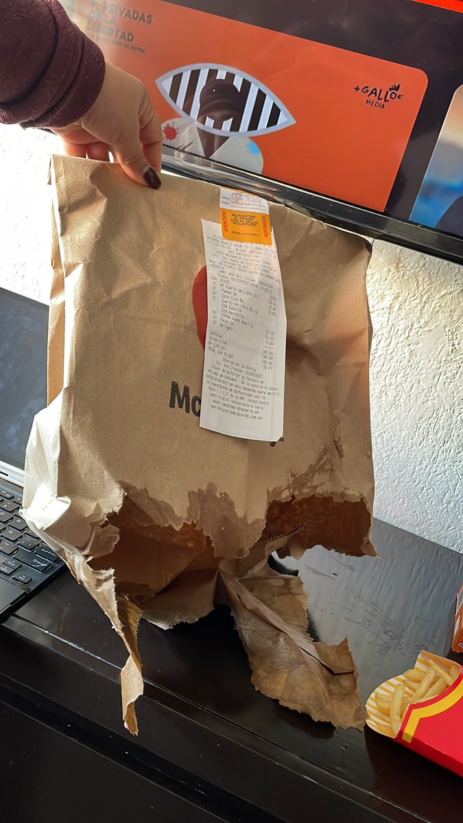 MelGi86's tweet photo. @RappiMexico así me llegó mi pedido , la bolsa toda rota, el refresco todo tirado y a la mitad y además llego incompleto…. Pedí ayuda en la aplicación y solo me sale el asistente virtual y no puedo hablar con ningún agente. Van de mal en peor!!  Necesito respuesta https://t.co/OxM3lW5E3c