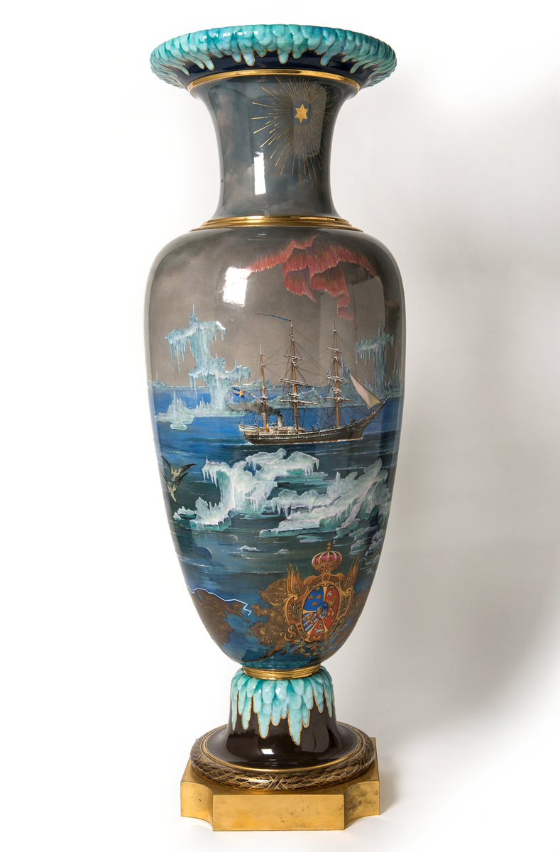 I <a href="/Sjohistoriska/">Sjöhistoriska</a>’s samlingar ingår en hel del ”minnesföremål”: Den här extremt arbetade praktvasen gjordes av franska staten till minnet av Vegaexpeditionen åren 1878-1880, då Nordostpassagen passerades för första gången.

Tråd ⬇️