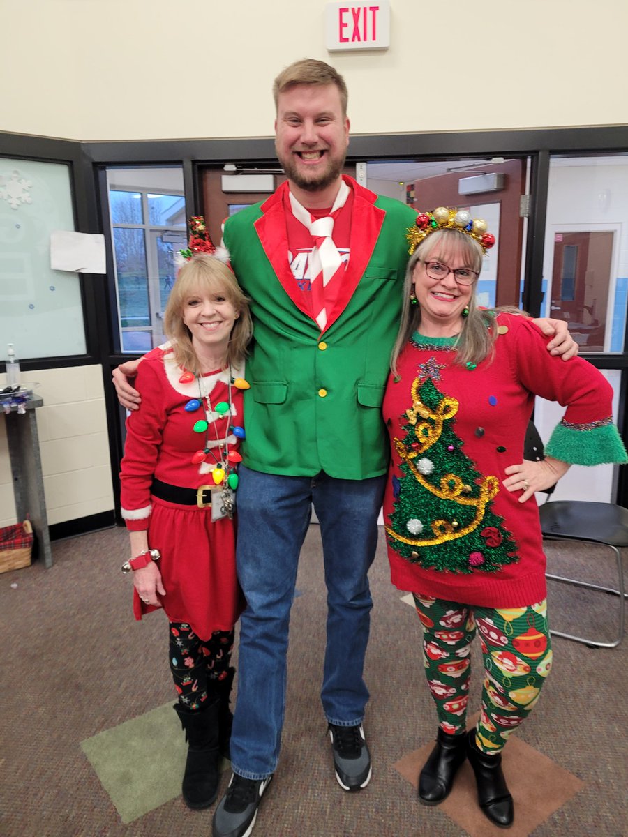 MrsCarrieWare's tweet photo. @LakotaEndeavor the Christmas vibes are strong with us! All creatures great and small are feeling the spirit! #rocketproud #wechooselakota @LakotaDistrict https://t.co/PdcO8QSBYT