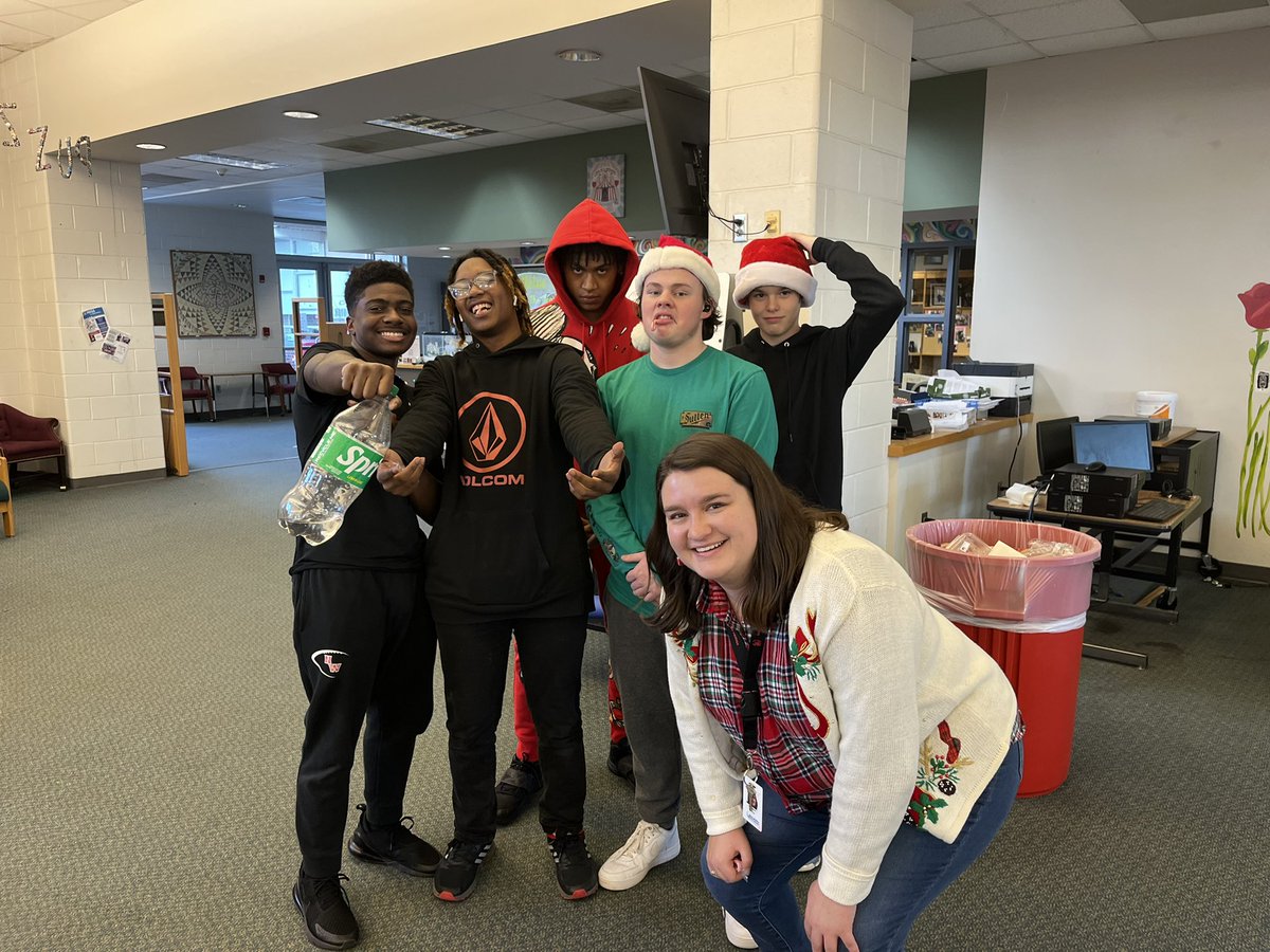 nwhs_media's tweet image. We had a surprise visitor this afternoon! Thanks Santa for spreading some holiday cheer! #govikes @GCSchoolsNC #GCSLibrariesEngage