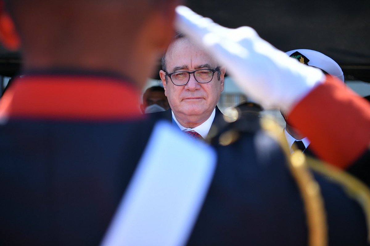 KLopezOliva's tweet photo. Hoy, el presidente @DrGiammattei participó en el acto de graduación de la Promoción CLVIII de Cadetes de la gloriosa Escuela Politécnica. Los nuevos oficiales del @Ejercito_GT asumieron el compromiso de continuar con la histórica labor de defender la soberanía de nuestra patria. https://t.co/IlBMB78zli