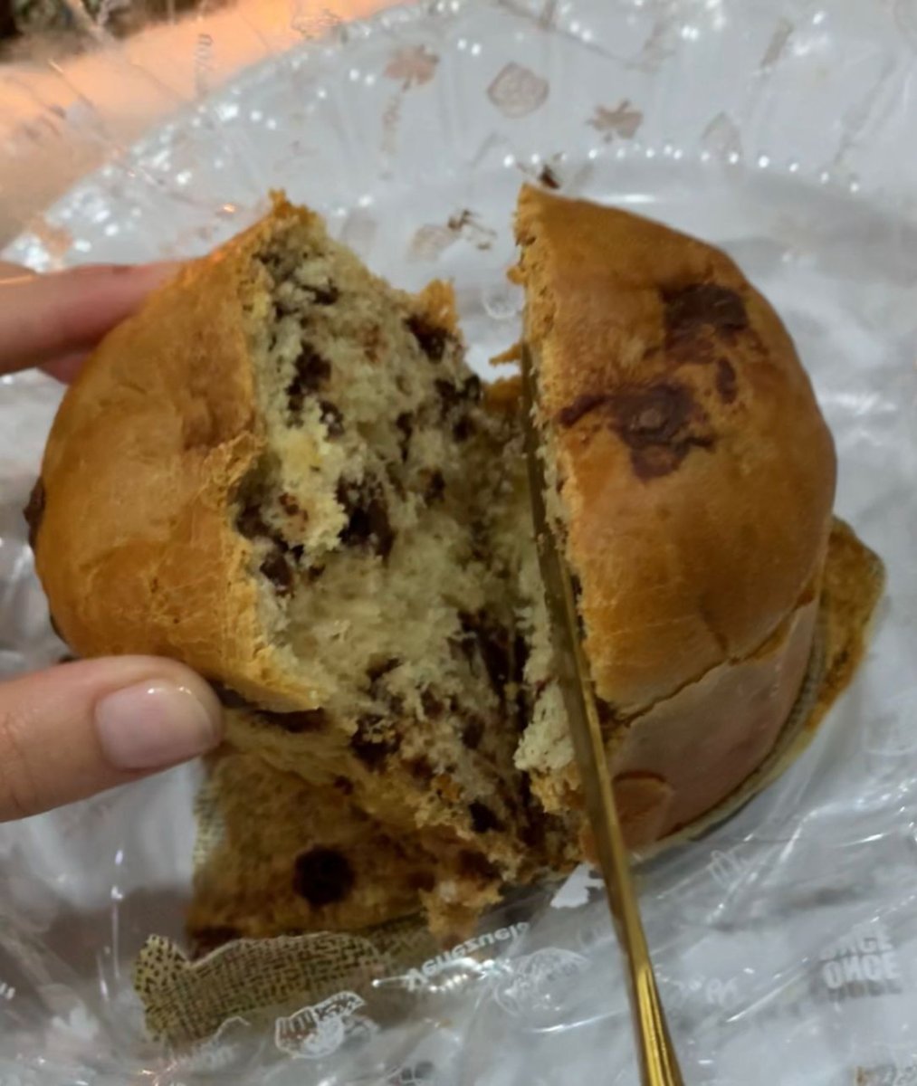 onceonceven's tweet photo. ¿Quién por aquí es de los que cuando pica el #Panettone se come el lado que tenga más chocolate 🍫?
🙌
#DulceCompañía #HoraDeLaMerienda https://t.co/T3TFMKJ70N