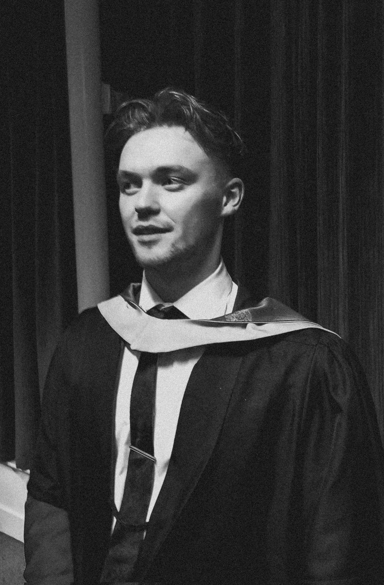 PASESUK's tweet photo. Music Production Masters degree certified (both with distinctions) 🎓
.
2023 is going to be so fun🎙

(Ps: tell your singer/songwriter friends, we're offering a graduation discount on all production and mixing services to celebrate 🍾 🥳) https://t.co/4FUE7WxeOt