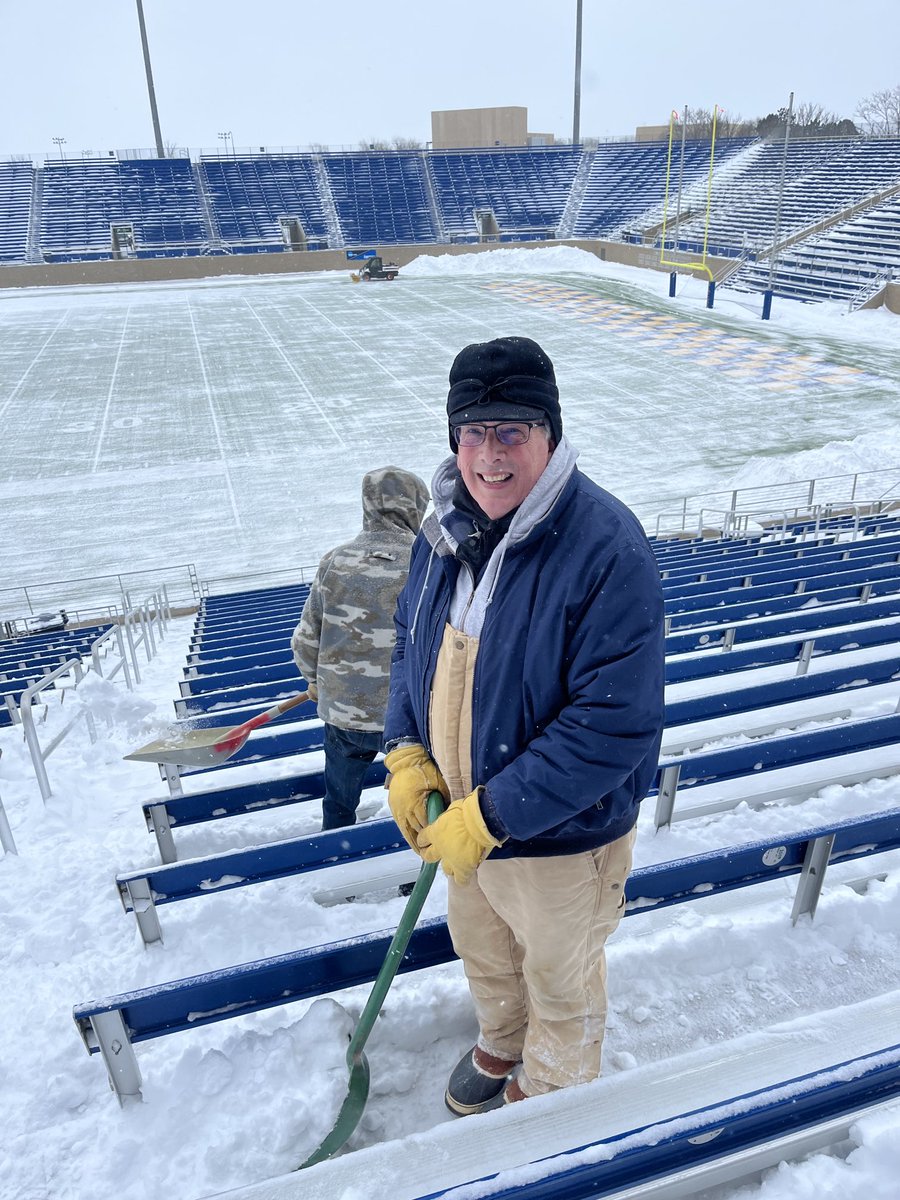 ⁦<a href="/SDState/">South Dakota State University</a>⁩ President Barry Dunn was one of more than 100 people that showed up today so we can be there tomorrow! #gojacks #fcsplayoffs #footballweather