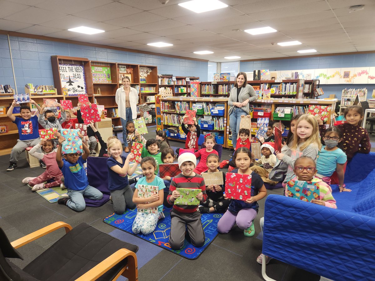 Epchs231's tweet photo. Our Book Buddies partnership with @EPSD124 continued this week as EPCHS seniors visited all 4 124 elementary schools, gifting all 1st graders a book to read over winter break.
#epchsmustangpride #BeEvergreen #GoToEP
@ActivitiesEpchs @DrWardEPCHS https://t.co/DTOapFxbjE
