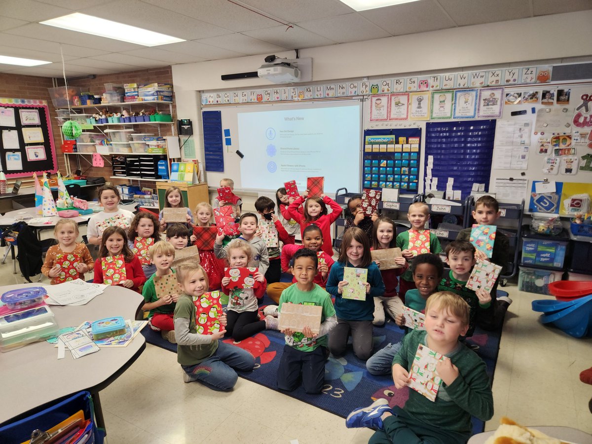 Epchs231's tweet photo. Our Book Buddies partnership with @EPSD124 continued this week as EPCHS seniors visited all 4 124 elementary schools, gifting all 1st graders a book to read over winter break.
#epchsmustangpride #BeEvergreen #GoToEP
@ActivitiesEpchs @DrWardEPCHS https://t.co/DTOapFxbjE