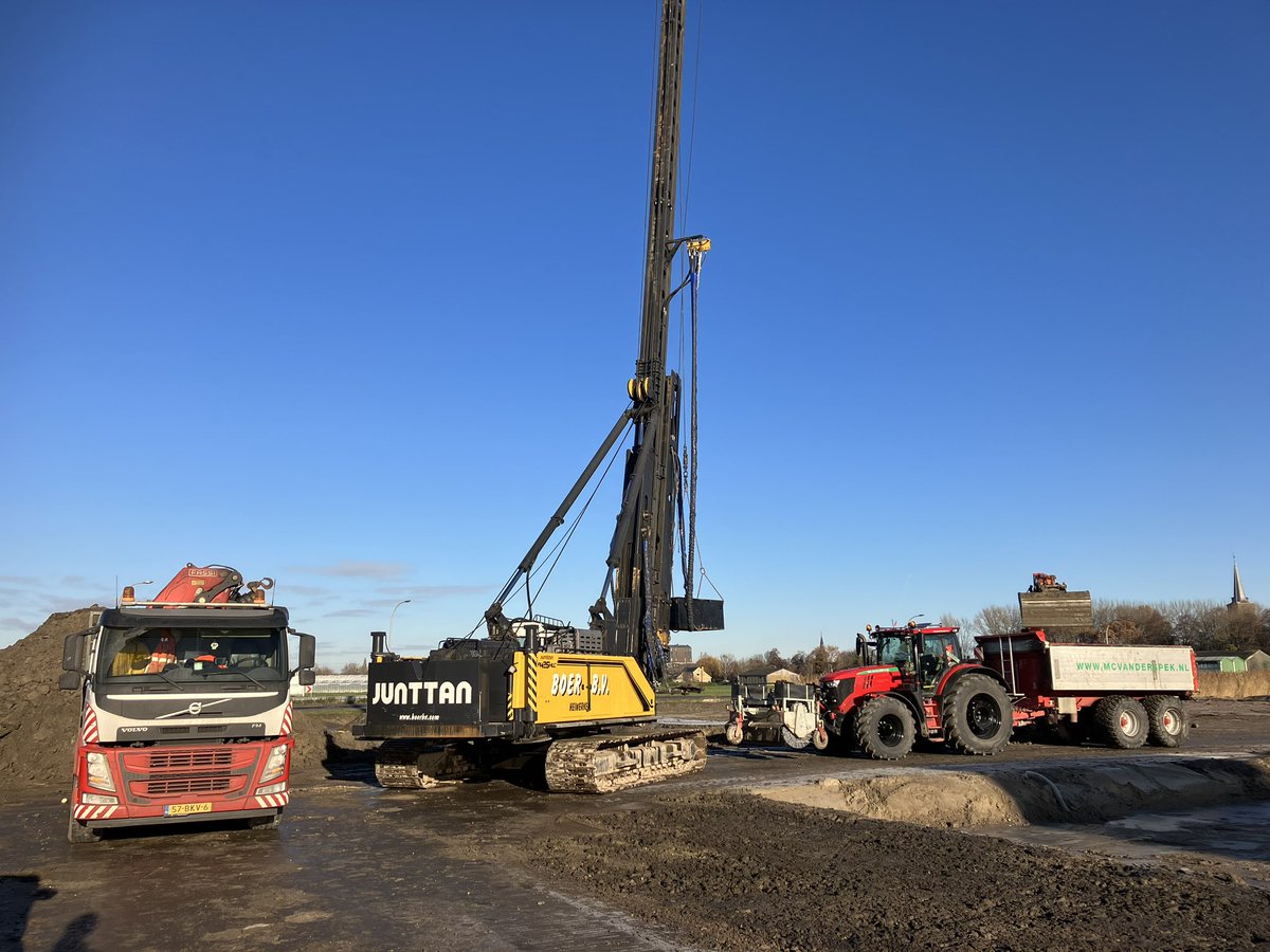 ArianKleijn's tweet photo. Vlak voor het einde van het jaar sloegen we vandaag de technische paal van de 18 woningen en 38 appartementen #Tuindershof Fase 2A @PijnackerNootdp 
Het team van @WaalBouw heeft weer zin in deze nieuwe fase. @bpd_nl @RondomWonen https://t.co/yesHERPILU