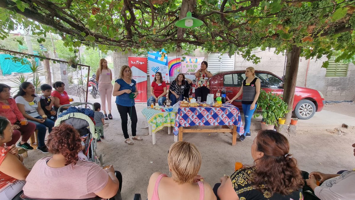 ExtensionUnlar's tweet photo. Taller Sobre Responsabilidad Parental y Derechos de las Infancias

En el marco de la campaña “Un día para dar”, la Comisión de DD.HH. realizó en el merendero Arco Iris del Barrio 4 de Junio, un taller sobre responsabilidad parental y los derechos de las infancias. https://t.co/U9BhVZdxaJ