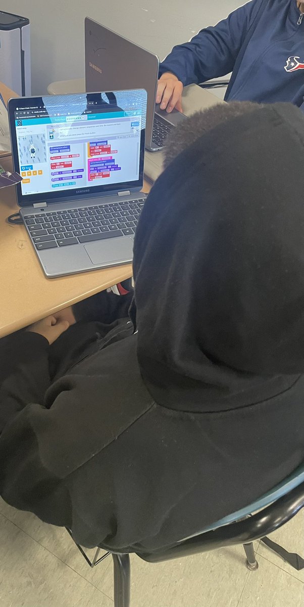 ScienceWallace's tweet image. 7th grade Scientists in Ms Vaughn’s class @HollandHISD using their @dpvils Chromebooks for the #12daysofCode! Coders in the making! @HISD_Inst_tech #HoustonISDVILS