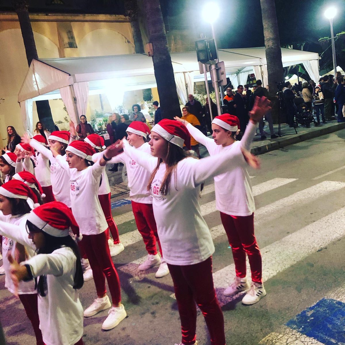 lilypod1803's tweet photo. Santa parade and light switch on in Almoradi tonight. Youngest was dancing with her dance school ❤️🎅🏼 Feliz Navidad ❤️ #almoradi #dancefactory https://t.co/GJKzFkQ3fh