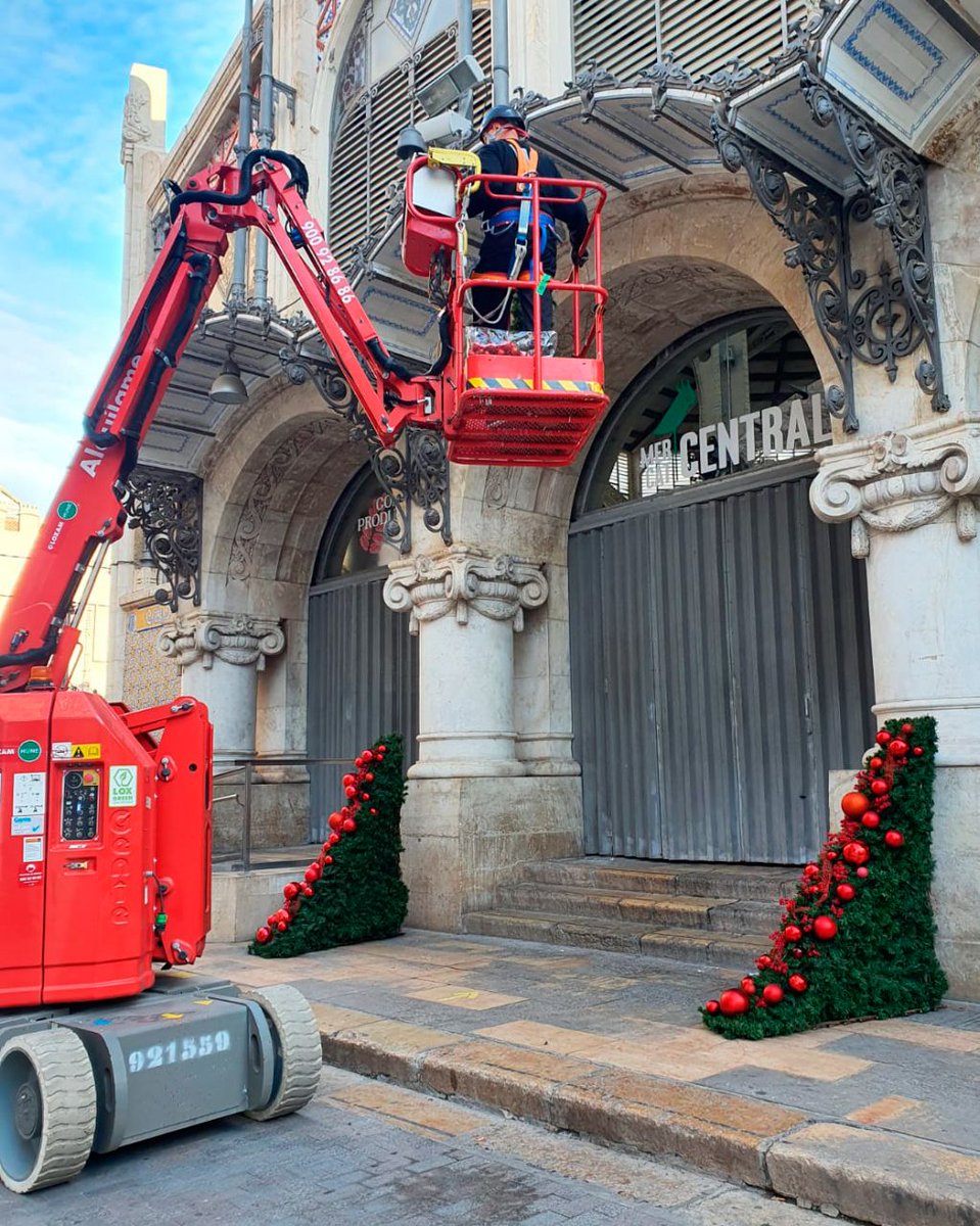 workoutevents's tweet photo. ¡Comienza la cuenta atrás para la #Navidad! 🎄 Y desde Workout estamos encantados de haber llevado el espíritu de las fiestas al Mercado Central de Valencia. 🥳

#WorkoutEvents #Montaje #Navidad2022 https://t.co/OhWKVPJ5HA