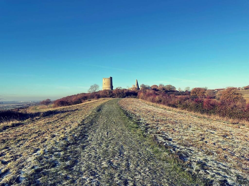 dpch's tweet photo. Frosty morning walk to #hadleighcastle from #leighonsea #essex #winter https://t.co/28HDknvkrq https://t.co/Am0K0hslZj