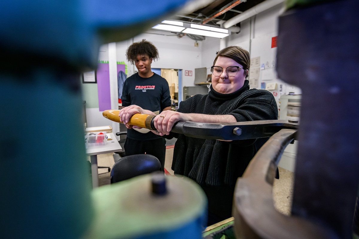 NewsAtIllinois's tweet photo. #ILLINOIS information sciences and English professor Ryan Cordell has created a book arts studio with a refurbished hand press at @ChampaignFabLab to teach the history of printing technology.

Get a behind the scenes look. ▶ https://t.co/KYo2CYFlBu https://t.co/SRuJq6Kz72